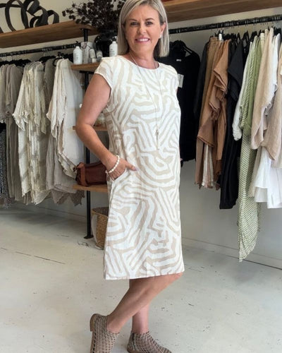 Nelly – Chic - Round Neck Dress with Artistic Print